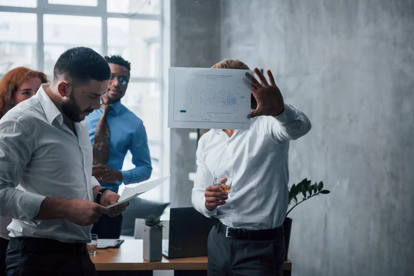 Equipo Multirracial Joven Desgaste Oficial Oficina Mirando Lista Precios — Foto de Stock