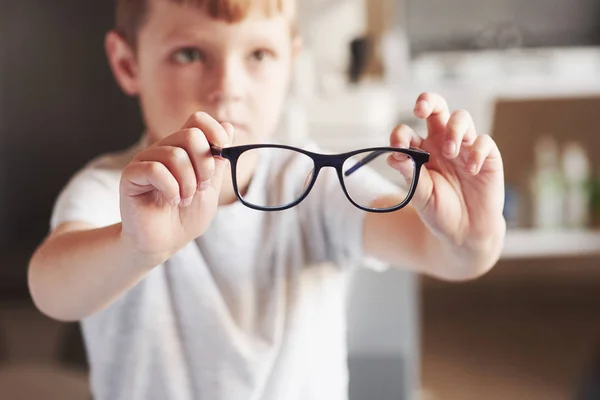 Menino Segura Seus Novos Óculos Consultório Médico — Fotografia de Stock