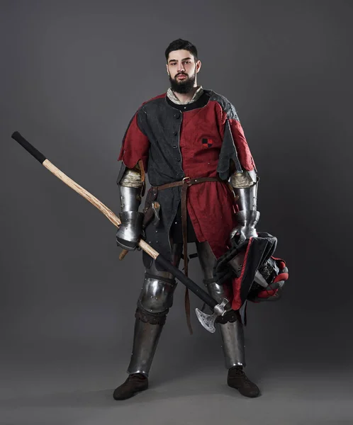 Cavaleiro Medieval Sobre Fundo Cinzento Retrato Brutal Guerreiro Rosto Sujo — Fotografia de Stock