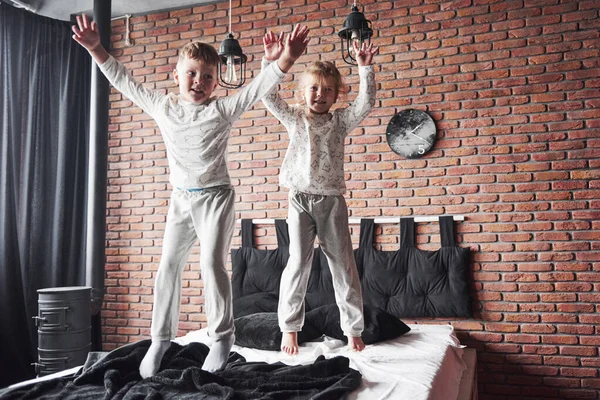 Niños Traviesos Niño Niña Montaron Una Pelea Almohadas Cama Dormitorio — Foto de Stock