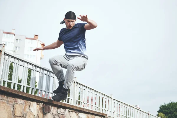 Mladý Sportovní Muž Dělá Parkour Městě — Stock fotografie