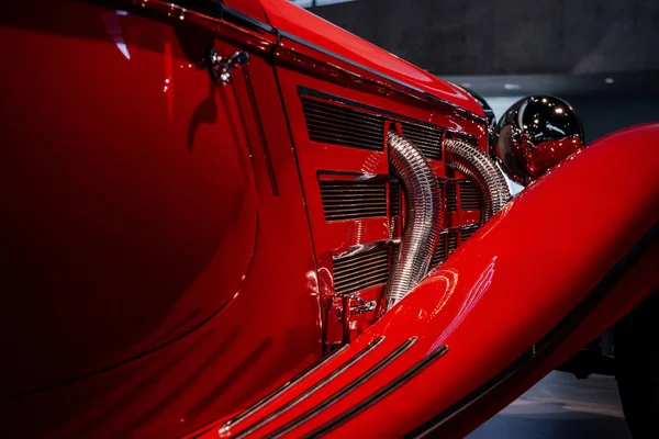 Szczegółowy Fokus Zdjęcie Niesamowite Historyczne Czerwony Samochód Reflektorem — Zdjęcie stockowe
