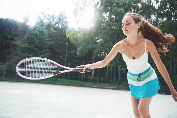 Una Hermosa Mujer Usando Una Pelota Tenis Ropa Deportiva — Foto de Stock