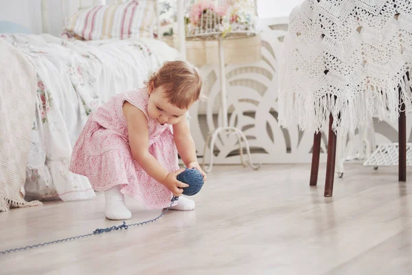 Het Concept Van Jeugd Baby Meisje Leuke Jurk Spelen Met — Stockfoto