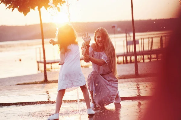 Oyunları Güneşli Bir Günde Anne Kızı Çeşmeyi Serinlemek Onunla Eğlenmek — Stok fotoğraf