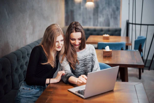 Två Unga Affärskvinnor Som Sitter Vid Bordet Caféet Flicka Visar — Stockfoto