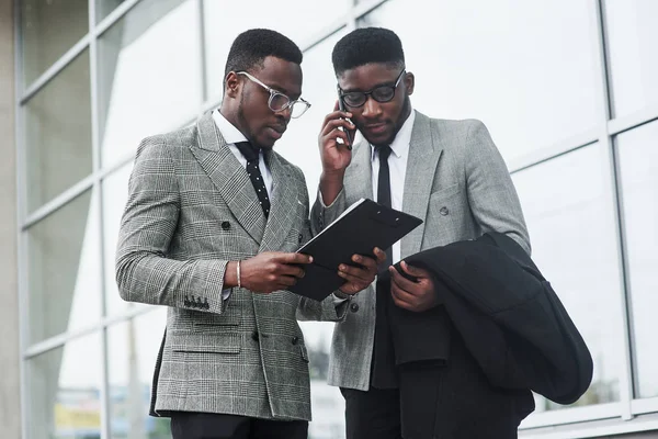 Imagen Dos Jóvenes Empresarios Que Interactúan Reunión Cargo — Foto de Stock