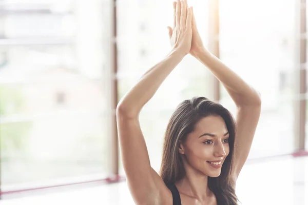 Una Hermosa Mujer Yoga Practicando Amplio Gimnasio Luz — Foto de Stock