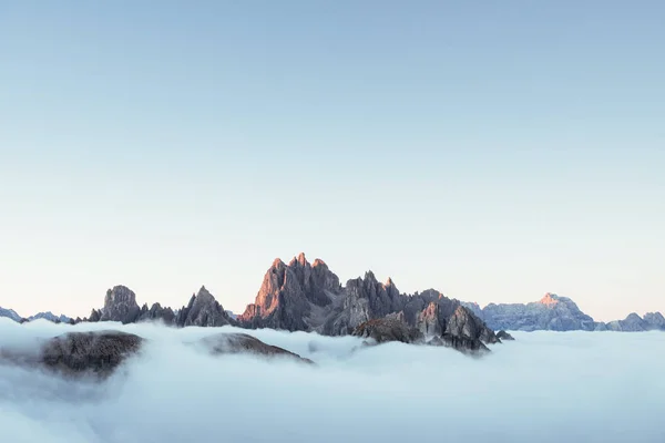 Niebla Dura Tragando Todo Los Picos Las Montañas Ahogan Por — Foto de Stock