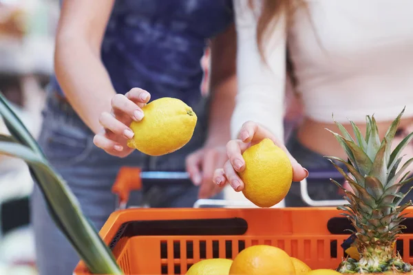 Дві Жінки Вибирають Сезонні Фрукти Супермаркеті — стокове фото