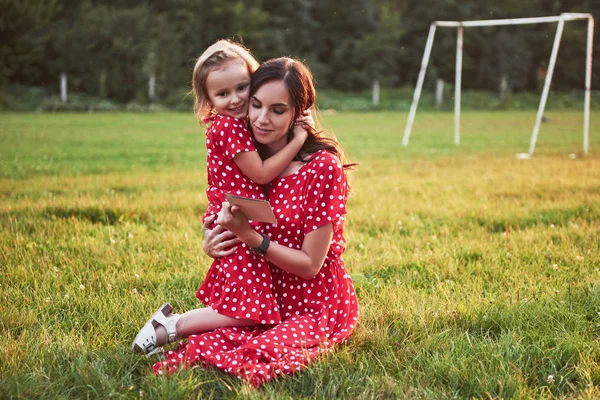 Mère Joue Avec Fille Dans Rue Dans Parc Coucher Soleil — Photo