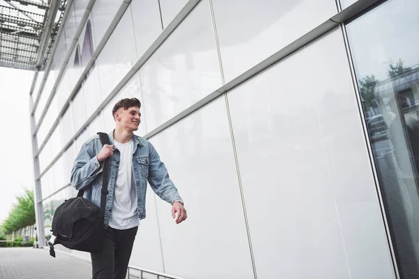 Joven Hermoso Hombre Aeropuerto Está Esperando Vuelo — Foto de Stock