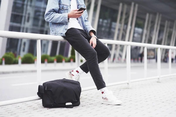 Een Jongeman Wacht Een Passagier Het Vliegveld — Stockfoto