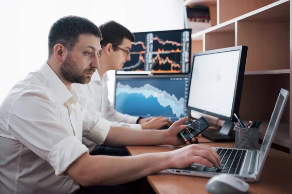 Team Von Börsenmaklern Unterhalten Sich Einem Dunklen Büro Mit Bildschirmen — Stockfoto