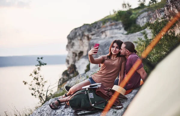 Tomémonos Una Selfie Dos Personas Sentadas Roca Viendo Hermosa Naturaleza —  Fotos de Stock