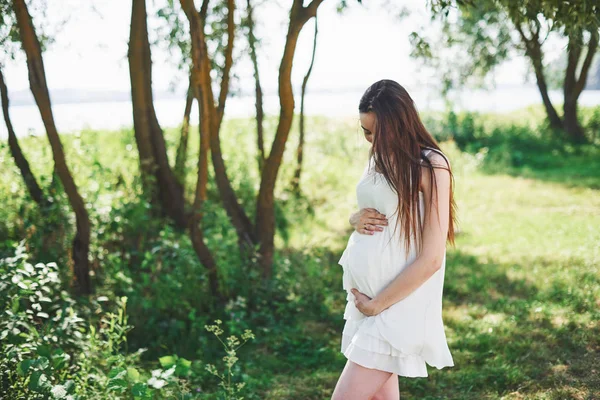 Счастливая Беременная Женщина Обнимает Живот Фоне Парка Открытом Воздухе — стоковое фото