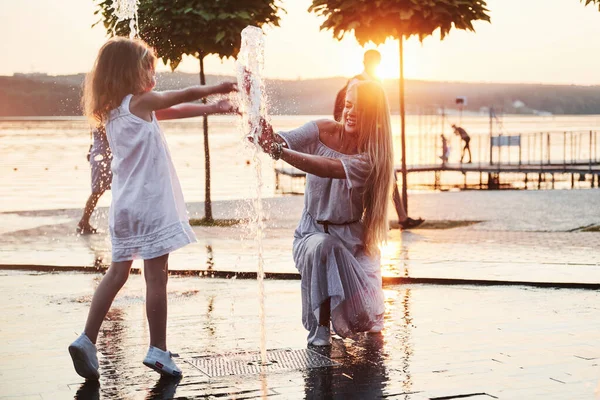 Madre Con Bambino Vicino Alla Fontana Tramonto — Foto Stock