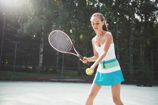 スポーツウェアのテニスボールを着た美しい女性 — ストック写真