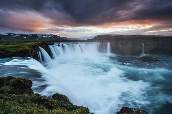 Den Pittoreska Solnedgången Över Landskap Och Vattenfall Kirkjufell Berg Island — Stockfoto