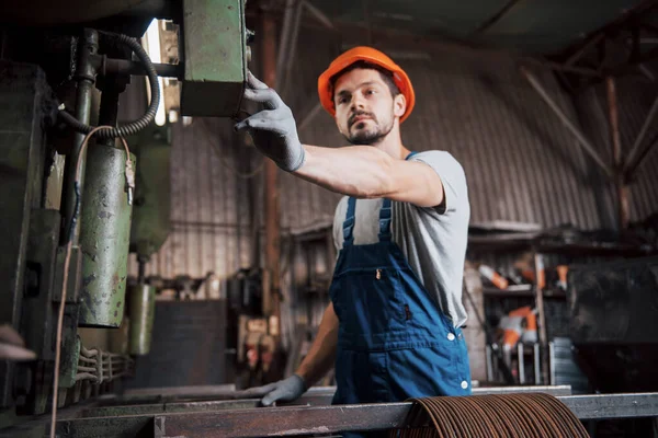 Portret Van Een Jonge Arbeider Met Een Harde Hoed Een — Stockfoto