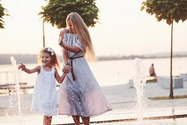 Hay Demasiada Agua Esta Temporada Día Soleado Caliente Madre Hija — Foto de Stock