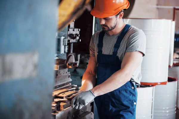 Ritratto Giovane Lavoratore Con Cappello Rigido Una Grande Fabbrica Riciclaggio — Foto Stock