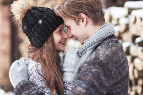对夫妇有乐趣和欢笑 在冬季公园中拥抱彼此的年轻时髦夫妇 冬天的爱情故事 美丽时尚的年轻夫妇 男朋友和女朋友的冬季时尚概念 — 图库照片