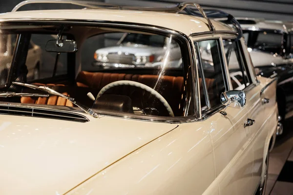 Придивімося Ближче Розбите Зображення Білого Класичного Автомобіля Припаркованого Автомобільній Виставці — стокове фото