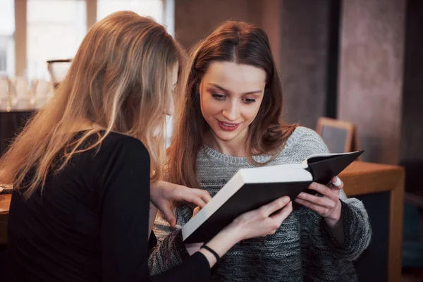 Two Girl Está Absorta Leer Libros Durante Pausa Cafetería Lindas —  Fotos de Stock