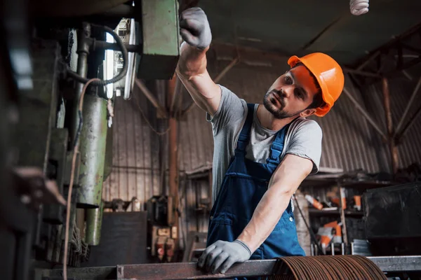 Büyük Bir Metal Fabrikasında Kasketli Genç Bir Işçinin Portresi Makinelere — Stok fotoğraf