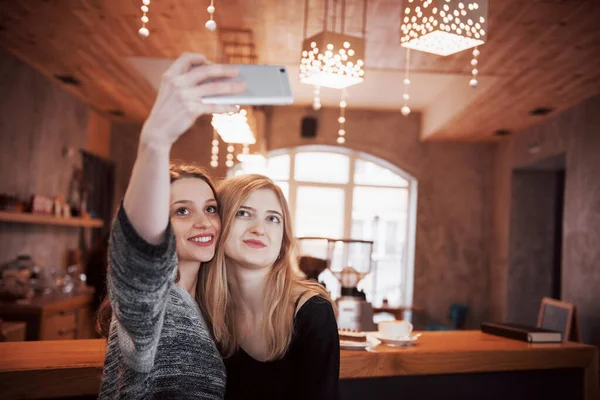 Dos Amigos Tomando Café Café Tomando Selfies Con Teléfono Inteligente —  Fotos de Stock