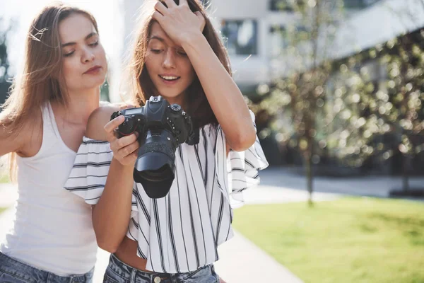 Два Симпатичных Друга Девушки Камерой Фотографируются Вместе Гуляют Городу — стоковое фото