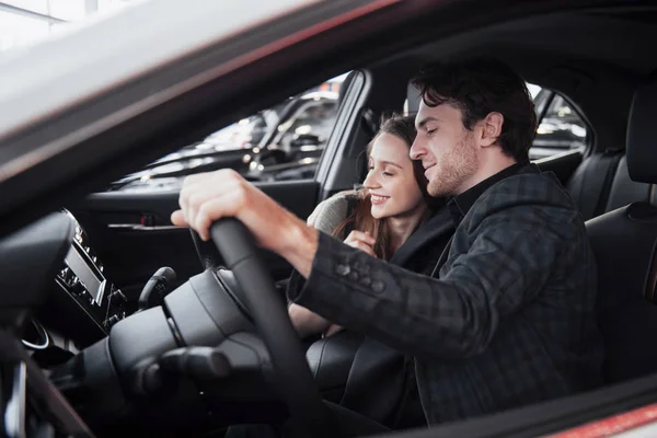 Tomando Decisión Hermosa Pareja Amorosa Sentada Coche Nuevo Juntos Concesionario — Foto de Stock