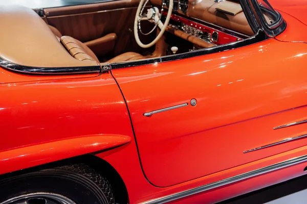 Błyszczące Spojrzenie Widzę Jest Samochodzie Część Boczna Wspaniały Czerwony Stary — Zdjęcie stockowe