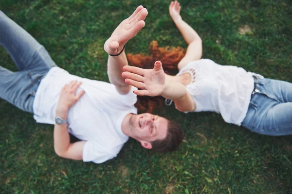 Çimlerin Üzerinde Uzanan Neşeli Bir Çift Gençler Dışarıda Mutluluk Uyum — Stok fotoğraf