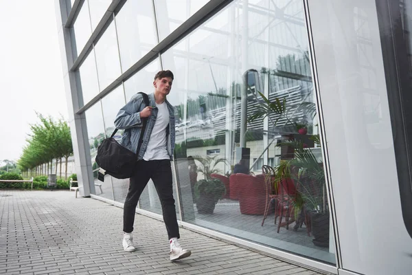 Joven Hermoso Hombre Aeropuerto Está Esperando Vuelo — Foto de Stock