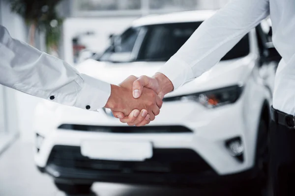 Primer Plano Del Gerente Ventas Traje Negro Vendiendo Coche Cliente — Foto de Stock