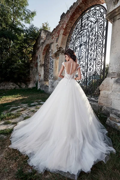 Una Mujer Vestido Novia Disfrutando Momentos Felices Del Día Boda —  Fotos de Stock