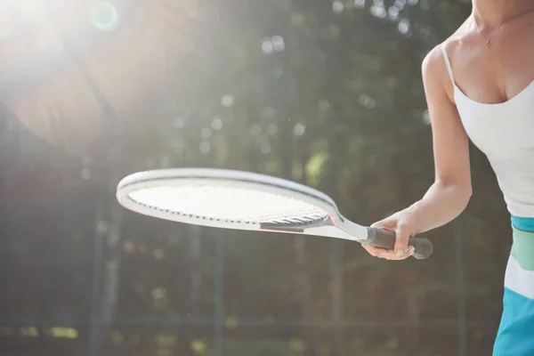 可愛いです女の子テニスをし カメラのためにポーズ — ストック写真