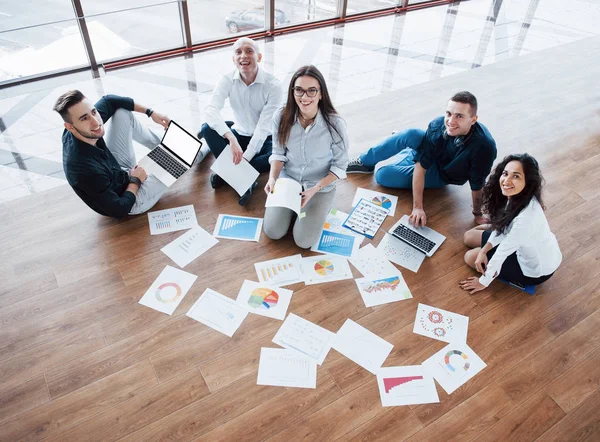 Planning Strategy Together Business Team Looking Papers Floor Search One — Stock Photo, Image