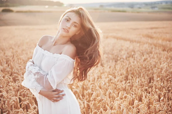 Feliz Niña Campo Trigo Bajo Luz Del Sol — Foto de Stock