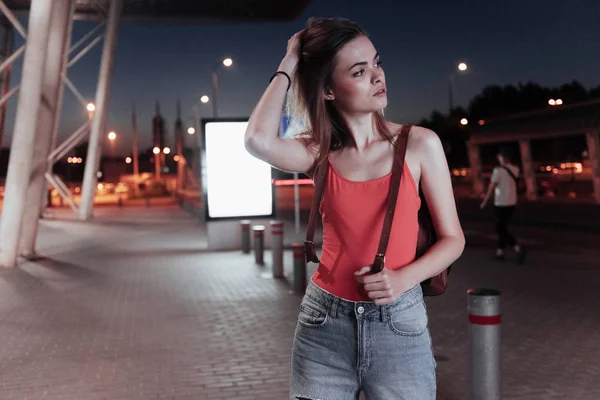 Concepção Itinerante Mulher Atraente Corrige Seu Cabelo Com Mão Olhando — Fotografia de Stock