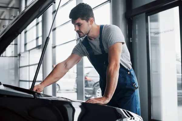 Mecánico Automóviles Trabajando Garaje Servicio Reparación — Foto de Stock