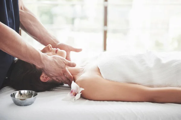 Masseur Faz Massagem Relaxamento Para Pescoço Para Uma Mulher — Fotografia de Stock