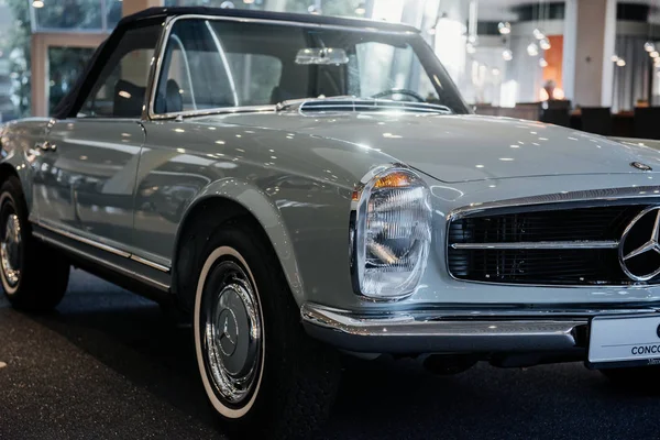 Stuttgart Niemcy Października 2018 Muzeum Mercedes Dwumiejscowy Biały Sedan Zaparkowany — Zdjęcie stockowe