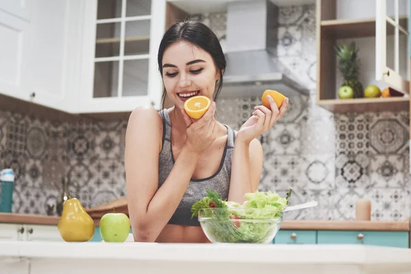 Schöne Frau Mit Gesundem Essen Obst Der Küche — Stockfoto