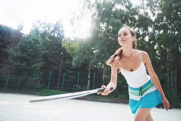 Een Mooie Vrouw Draagt Een Sportkleding Tennisbal — Stockfoto