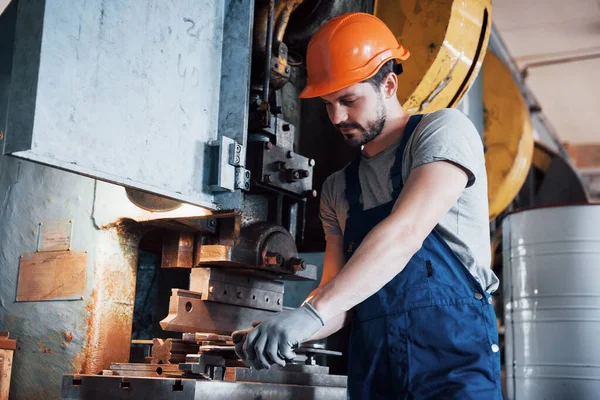 Ritratto Giovane Lavoratore Con Cappello Rigido Grande Stabilimento Lavorazione Dei — Foto Stock