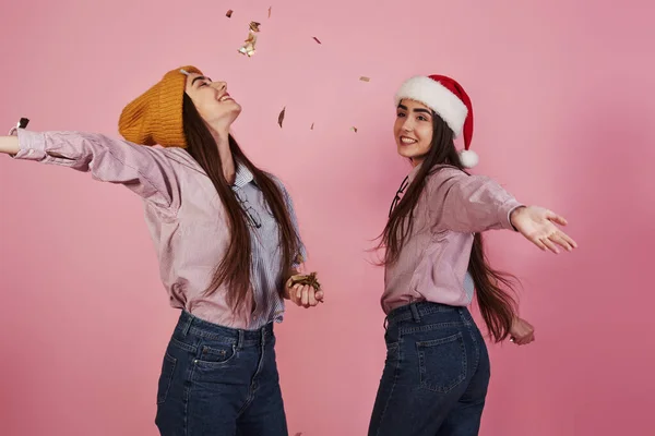 Novoroční Početí Dvě Dvojčata Hrát Házení Zlaté Konfety Vzduchu Studiu — Stock fotografie