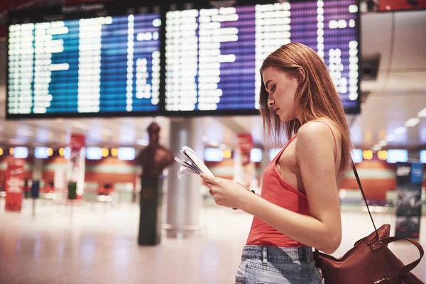 Hermosa Joven Turista Con Mochila Aeropuerto Internacional Cerca Del Tablero —  Fotos de Stock